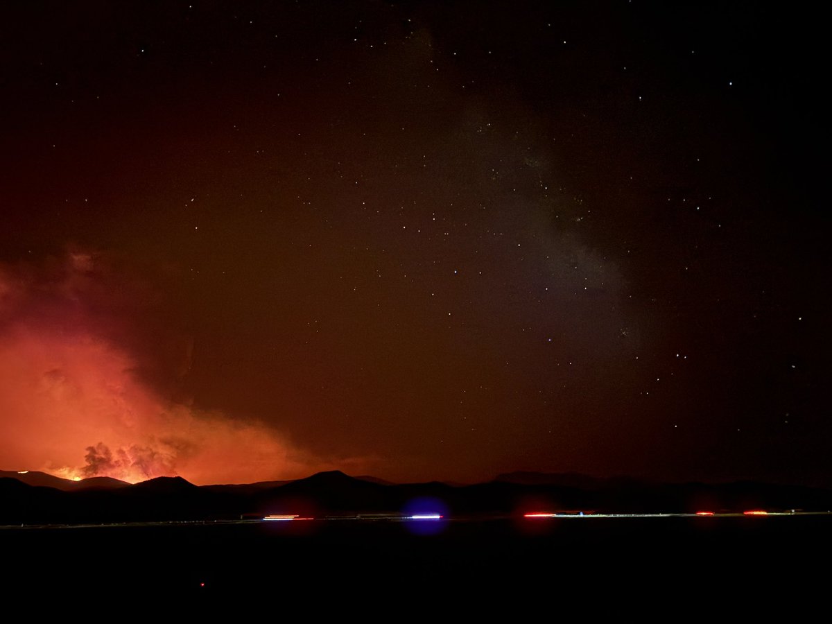 hurricanetrack's tweet photo. Fire and Milky Way in same shot. https://t.co/2UzWkN6sb8