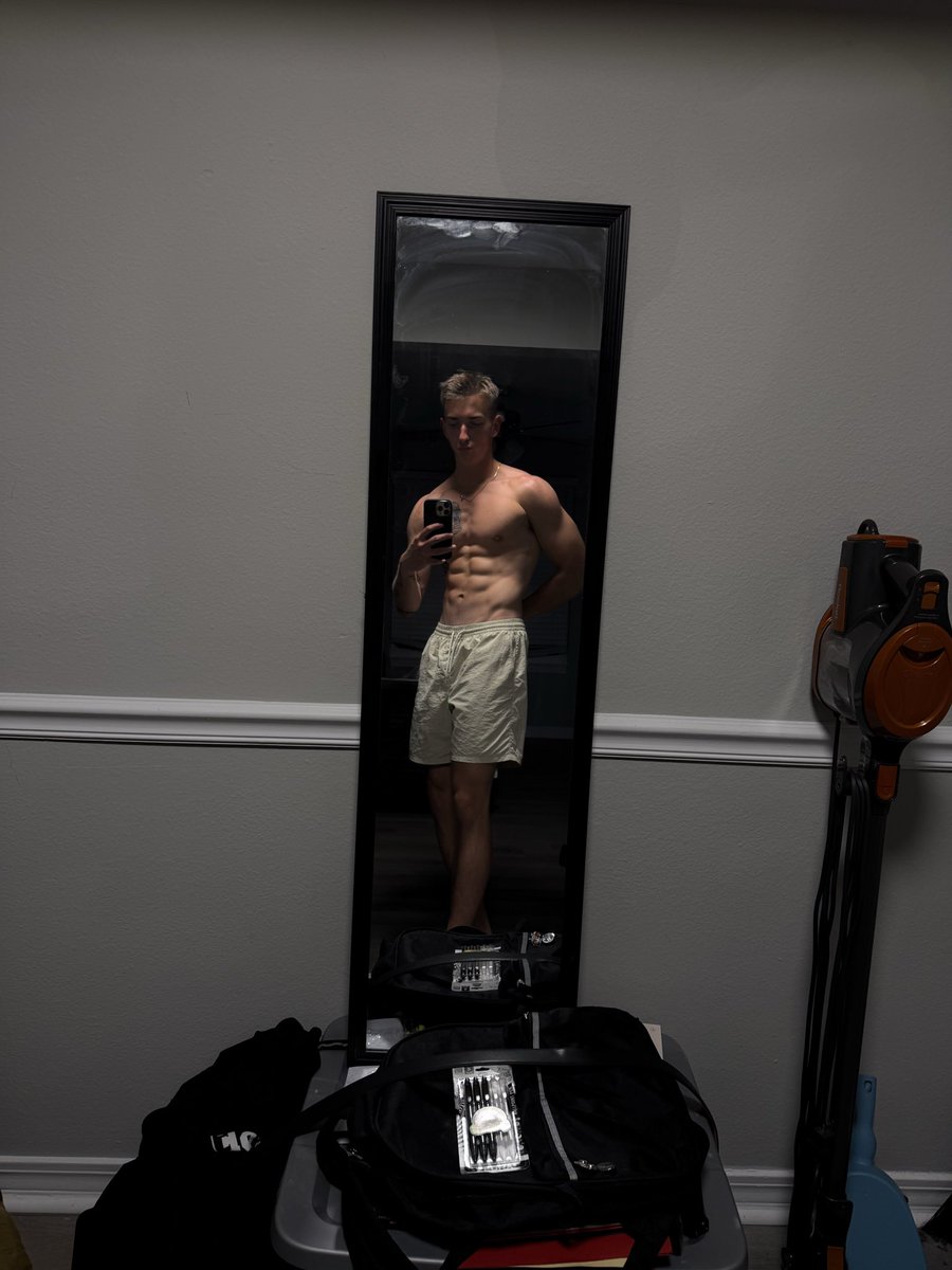 cbeckgym's tweet photo. ab mogging https://t.co/Dh8jWA1zTd