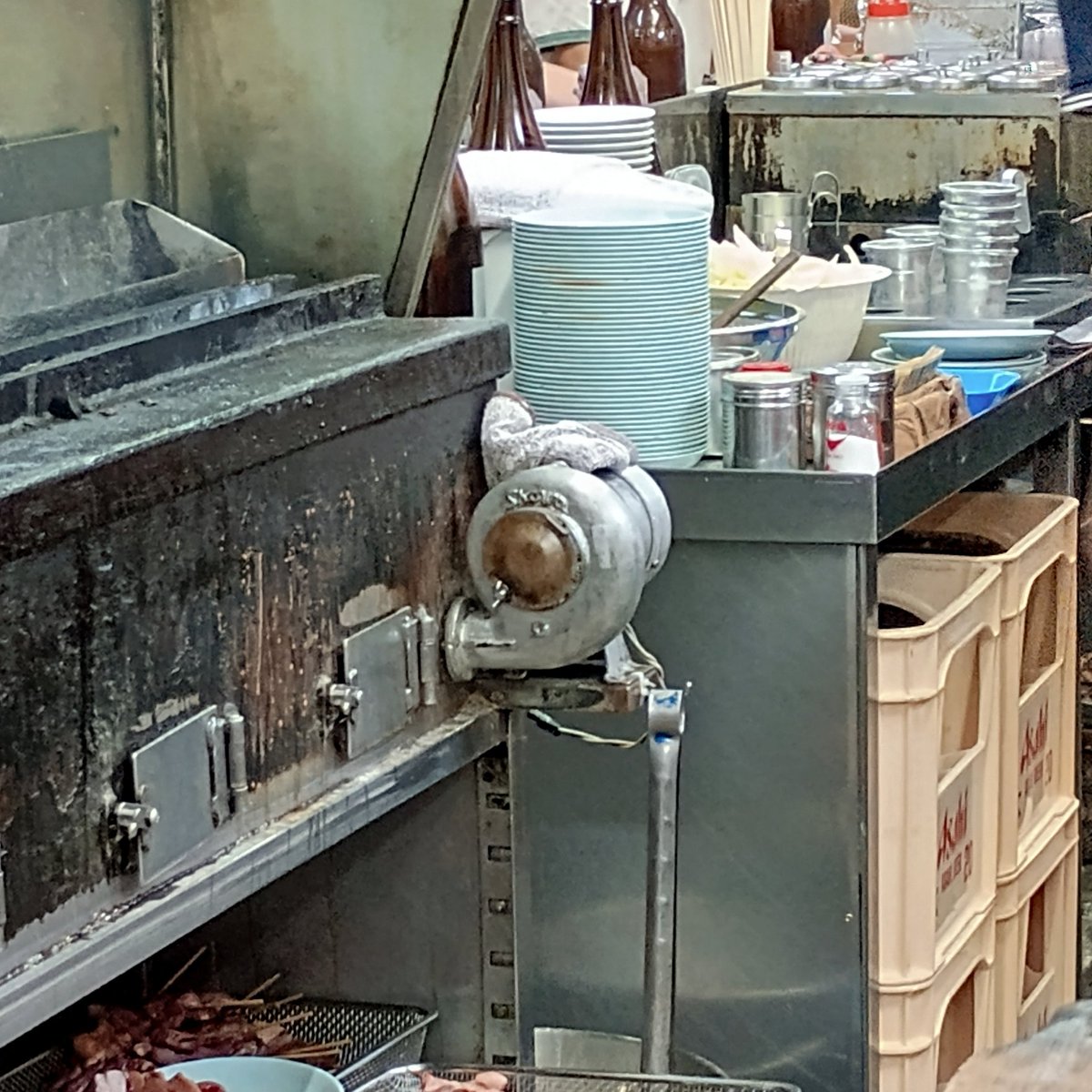 COR200409's tweet photo. 難波の居酒屋にF1タービン https://t.co/vbMyKCxwO7