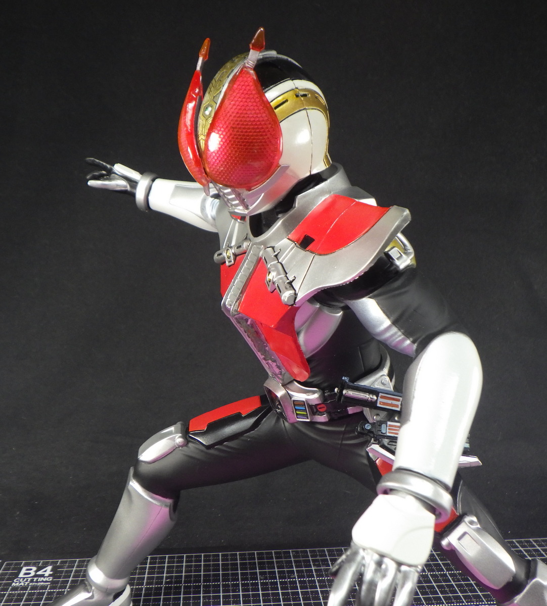 n_blood7's tweet photo. ＃百聞は一見に如かず

先月末HGSさんの記事でメタルカラーの
塗装法を読んで強く感銘を受けてた所
https://t.co/nuufdKpMSL
丁度仮面ライダー電王の再塗装で
グリーンスタッフワールドの
クロムメタルを溶媒液で溶いて
画像矢印部に筆で塗ったところ
素晴らしい効果に感動✨
手で触っても大丈夫！ https://t.co/MX9KDFFbVV