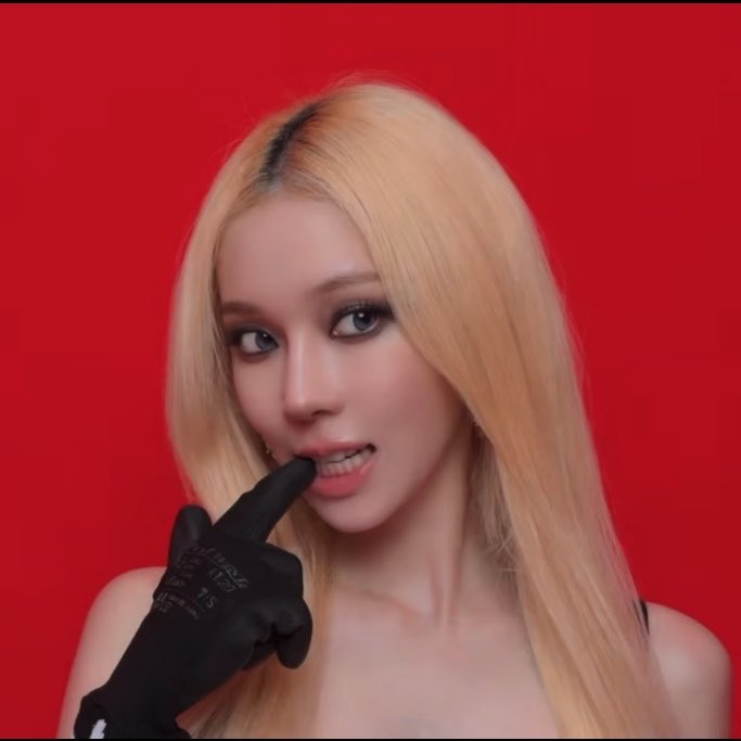 joyminjeong's tweet photo. SWITCHBLADE WINTER https://t.co/exSPFmlFpH