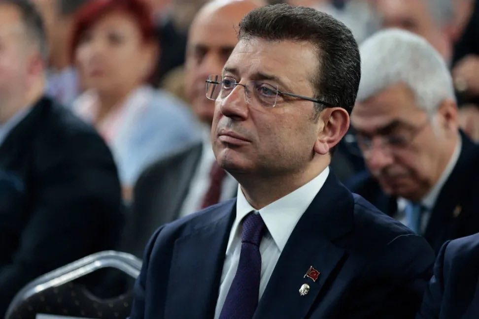 serbazmustafa61's tweet photo. Bu #Salı sabahına bir uyanıyoruz ki;
Milyonlarca insanın oylarıyla Cumhurbaşkanı adayı seçilen İBB Başkanı Ekrem imamoğlu’nun Cumhurbaşkanlığı Aday Ofisi isimli X hesabı kamu düzeninin korunması gerekçesiyle (!) erişime kapatılıyor.

Adamın kendisini bırak, yazısından bile ürküyorlar. Nasıl bir Ekrem başkan korkusu bu!