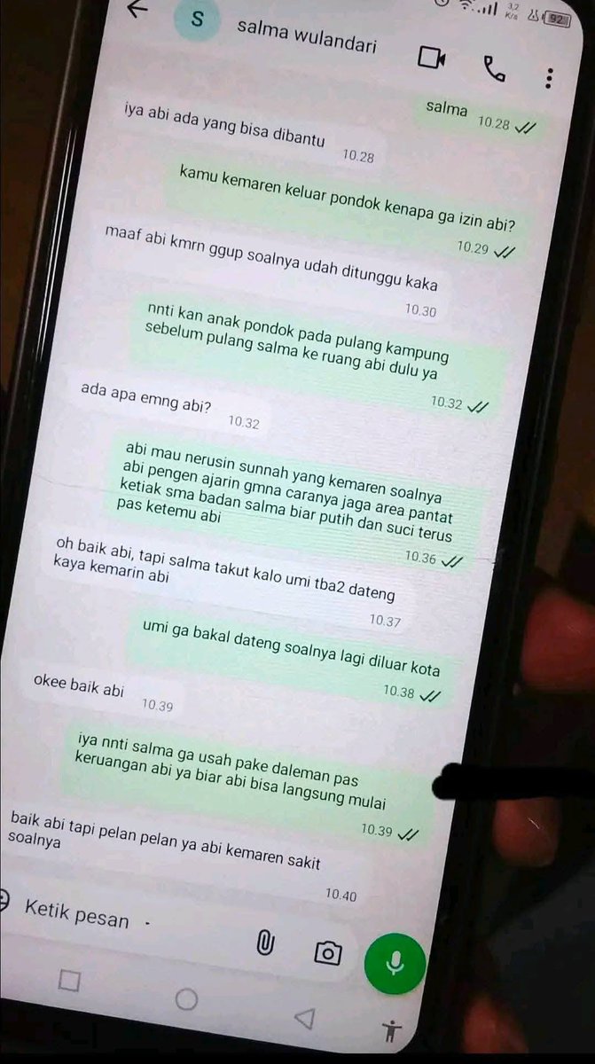 chtrn2side's tweet photo. Gelar ustaz tak selalu menjadi jaminan kesetiaan. Seorang istri memilih membagikan chat suaminya sebagai bukti bahwa iman dan akhlak tak cukup dinilai dari gelar.

Cc : https://t.co/H7R6w0fqPS https://t.co/lT0YbvlzXV