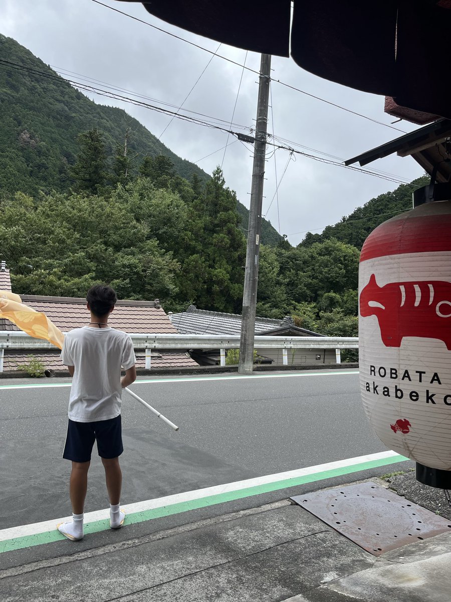 arasawaya's tweet photo. アルバイトさんの背中を見ていたら、運動会の応援団係を思い出した https://t.co/auwpDmKF2s