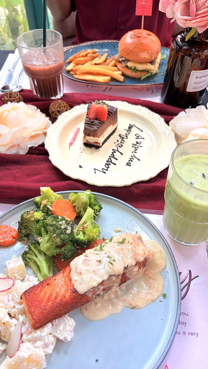 yrlittlerae's tweet photo. cheers to 27 🥂
a surprise birthday treat from shuben! he spoiled me too much this year 🥹 thankyou love @Munir_ 🥹🧚🏻‍♀️❤️🫧 https://t.co/MU4v2Y4hP0