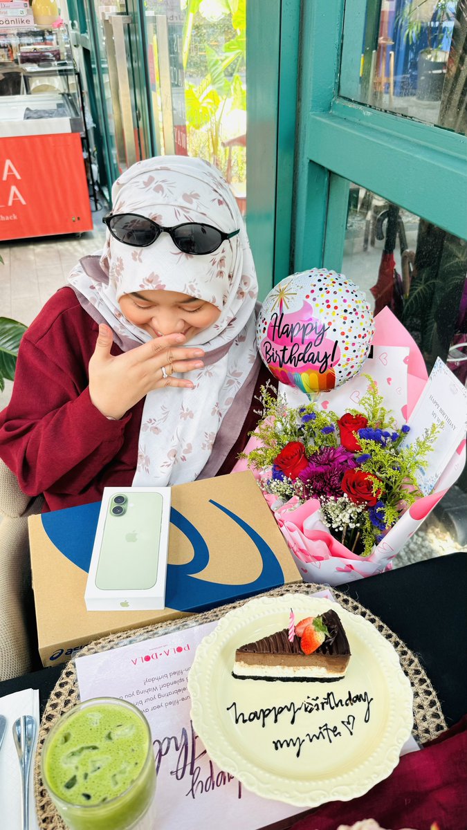 yrlittlerae's tweet photo. cheers to 27 🥂
a surprise birthday treat from shuben! he spoiled me too much this year 🥹 thankyou love @Munir_ 🥹🧚🏻‍♀️❤️🫧 https://t.co/MU4v2Y4hP0