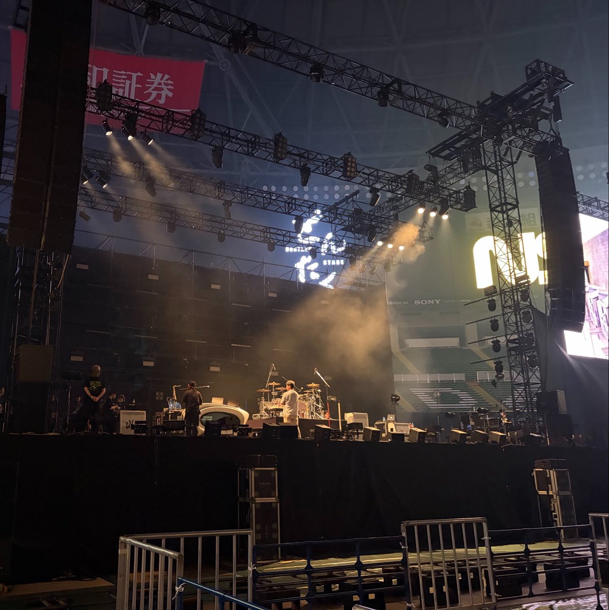 heart6938's tweet photo. 前方で見れたUVERworld🫰
TAKUYA∞絶好調でツアーが楽しみ🫰
彰くんは私に目がけてピック投げてくれたのに(気のせいおぶ気のせい)、隣のブロックに飛んでっちゃった🥲

足元汚いのはビーチのせい🏖️ https://t.co/mz5L6fILnn