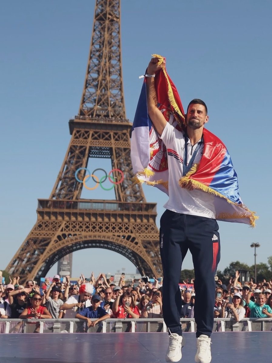 DjokovicFan_'s tweet photo. This Novak Djokovic picture is iconic. https://t.co/nAIsFr7l5f