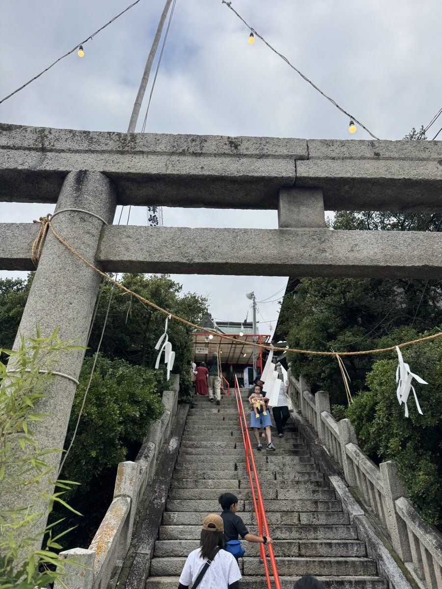 rmngs4's tweet photo. 久しぶりに開けてみたら、なんと一年何の更新もしてなかったなんて、一年って早いなあ。
今年は雨がパラパラ曇り空。
2回目のこの赤い橋😊
#津嶋神社
#香川県
#三豊
#御朱印めぐり
#御朱印 https://t.co/hEttchczNx