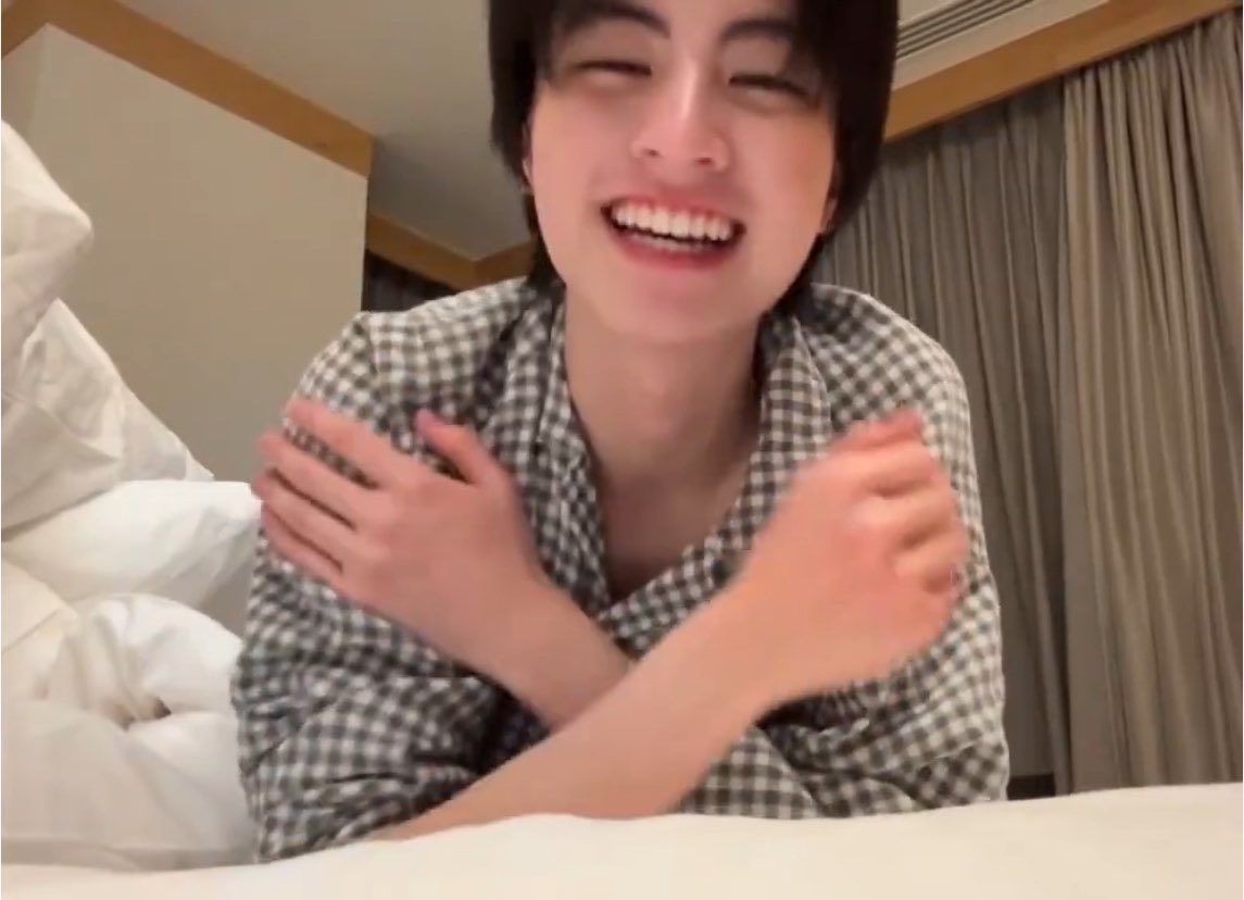 Chachasha8's tweet photo. song camp บัสจะมีอะไรแบบนี้มั้ย คูมpdตัวน้อยยย https://t.co/LfDxlZjgo3