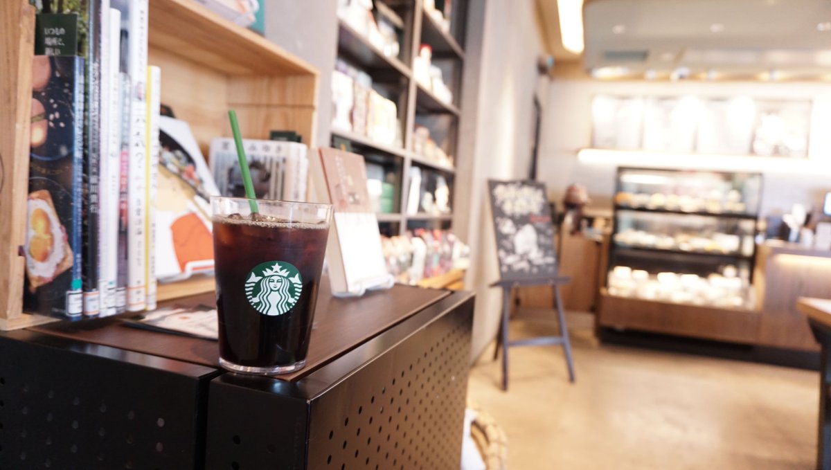 enpark0729's tweet photo. 塩尻市立図書館がまちに出る！

スターバックス日本上陸30周年を記念したコーヒー豆「スマトラ マサ デ パン」の生産国インドネシアにまつわる本をはじめ、「珈琲」「世界」「未来」などのテーマの本が、店内でお読みいただけます♪
期間：8月3日(月)〜24日(月)
場所：スターバックス コーヒー 塩尻店 https://t.co/mmd8G26SLW