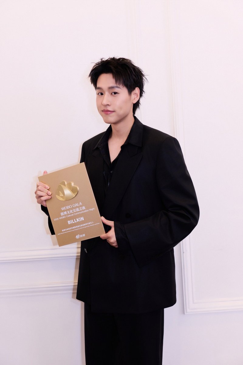 _24News_'s tweet photo. “BILLKIN” สร้างความภาคภูมิใจ คว้ารางวัลใหญ่ Weibo Malaysia พร้อมโชว์สุดประทับใจ

#WeiboCulturalCommunicationNightMalaysia #Bbillkin

เป็นอีกหนึ่งความสำเร็จของ “BILLKIN” (บิวกิ้น–พุฒิพงศ์ อัสสรัตนกุล) ที่ได้รับรางวัล Weibo Malaysia Representative Cross-disciplinary Artist of Original Film Television and Music ในงาน 2026 Weibo Cultural Communication Night (Malaysia Station) ซึ่งรางวัลนี้มอบให้แก่ศิลปินผู้มีผลงานโดดเด่นครอบคลุมทั้งด้านภาพยนตร์ โทรทัศน์ และดนตรี โดยจัดขึ้นเมื่อวันที่ 1 สิงหาคม 2569 ณ idea Live Arena ประเทศมาเลเซีย

นอกจากการขึ้นรับรางวัลอันทรงเกียรติแล้ว บิวกิ้นยังสร้างความประทับใจให้กับผู้ชมด้วยการแสดงสด 2 บทเพลง ได้แก่ “สวยงามเสมอ (Ever-Forever)” และ “Mr. Everything” ถ่ายทอดพลังการร้องและเสน่ห์บนเวที ท่ามกลางเสียงเชียร์และการต้อนรับอย่างอบอุ่นจากแฟนๆ

“BILLKIN” กล่าวว่า “รู้สึกเป็นเกียรติอย่างยิ่งที่ได้รับรางวัล Weibo Malaysia Representative Cross-disciplinary Artist of Original Film Television and Music ในงาน 2026 Weibo Cultural Communication Night (Malaysia Station) ขอบคุณ Weibo และขอบคุณแฟนๆ ทุกคนสำหรับความรักและการสนับสนุนที่มีให้เสมอมา ทุกคนคือส่วนสำคัญในเส้นทางการเดินทางของผม ขอบคุณจากใจครับ”