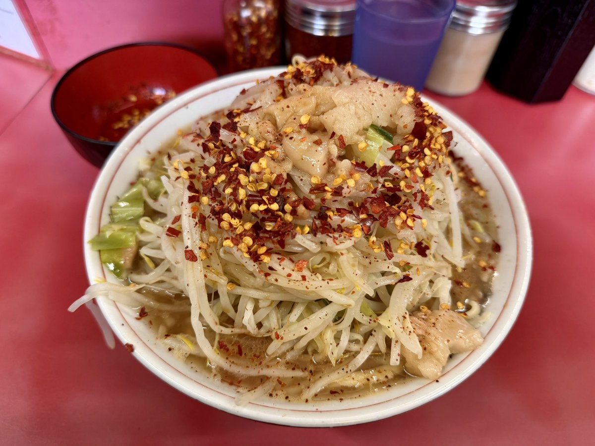 RicardPernod's tweet photo. 🍜 ラーメン二郎 ＠ 一之江  大(¥1000)＋全部(¥0)＋🌶️粗挽唐辛子(¥0)＋生玉子(¥100)＋🐖持帰り豚(¥800)。(☝՞ਊ ՞)☝茹で加減ﾄﾞﾝﾋﾟｼｬのド助平麺が口内ではしゃぐ思春期ｱｹﾞｱｹﾞ。TakeOut豚🐖は夏野菜を添えてシチリア風サンドウィッチに。楽しみ過ぎるBon AppétitをPresent4U。 #Mashup https://t.co/mjdyasdvZv