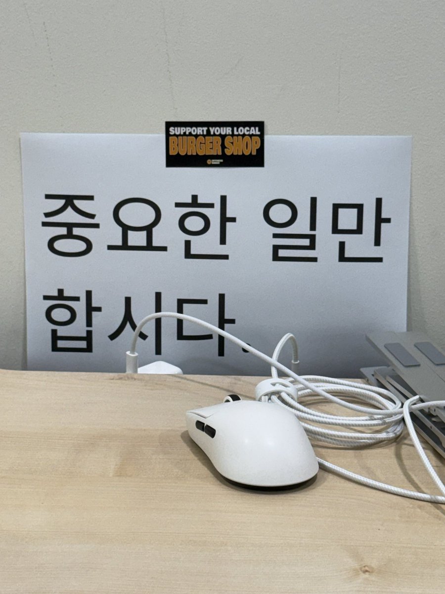 crycheese_kr's tweet photo. 주간회의에서 대표님이해주시는 피가되고살이되는말들은 다개국어로 인쇄해서붙여놓곤해요 스페인어전공자와 애니오타쿠의 언어로 https://t.co/qEibeT8aUK