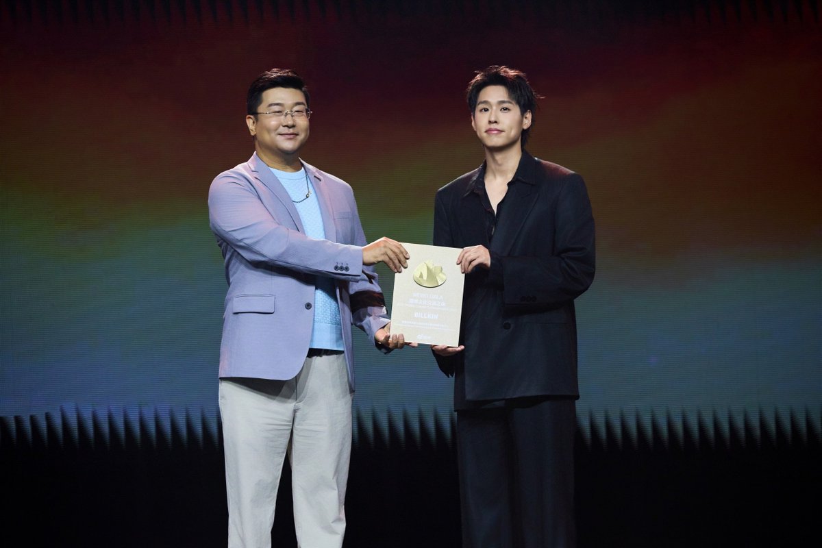 _24News_'s tweet photo. “BILLKIN” สร้างความภาคภูมิใจ คว้ารางวัลใหญ่ Weibo Malaysia พร้อมโชว์สุดประทับใจ

#WeiboCulturalCommunicationNightMalaysia #Bbillkin

เป็นอีกหนึ่งความสำเร็จของ “BILLKIN” (บิวกิ้น–พุฒิพงศ์ อัสสรัตนกุล) ที่ได้รับรางวัล Weibo Malaysia Representative Cross-disciplinary Artist of Original Film Television and Music ในงาน 2026 Weibo Cultural Communication Night (Malaysia Station) ซึ่งรางวัลนี้มอบให้แก่ศิลปินผู้มีผลงานโดดเด่นครอบคลุมทั้งด้านภาพยนตร์ โทรทัศน์ และดนตรี โดยจัดขึ้นเมื่อวันที่ 1 สิงหาคม 2569 ณ idea Live Arena ประเทศมาเลเซีย

นอกจากการขึ้นรับรางวัลอันทรงเกียรติแล้ว บิวกิ้นยังสร้างความประทับใจให้กับผู้ชมด้วยการแสดงสด 2 บทเพลง ได้แก่ “สวยงามเสมอ (Ever-Forever)” และ “Mr. Everything” ถ่ายทอดพลังการร้องและเสน่ห์บนเวที ท่ามกลางเสียงเชียร์และการต้อนรับอย่างอบอุ่นจากแฟนๆ

“BILLKIN” กล่าวว่า “รู้สึกเป็นเกียรติอย่างยิ่งที่ได้รับรางวัล Weibo Malaysia Representative Cross-disciplinary Artist of Original Film Television and Music ในงาน 2026 Weibo Cultural Communication Night (Malaysia Station) ขอบคุณ Weibo และขอบคุณแฟนๆ ทุกคนสำหรับความรักและการสนับสนุนที่มีให้เสมอมา ทุกคนคือส่วนสำคัญในเส้นทางการเดินทางของผม ขอบคุณจากใจครับ”