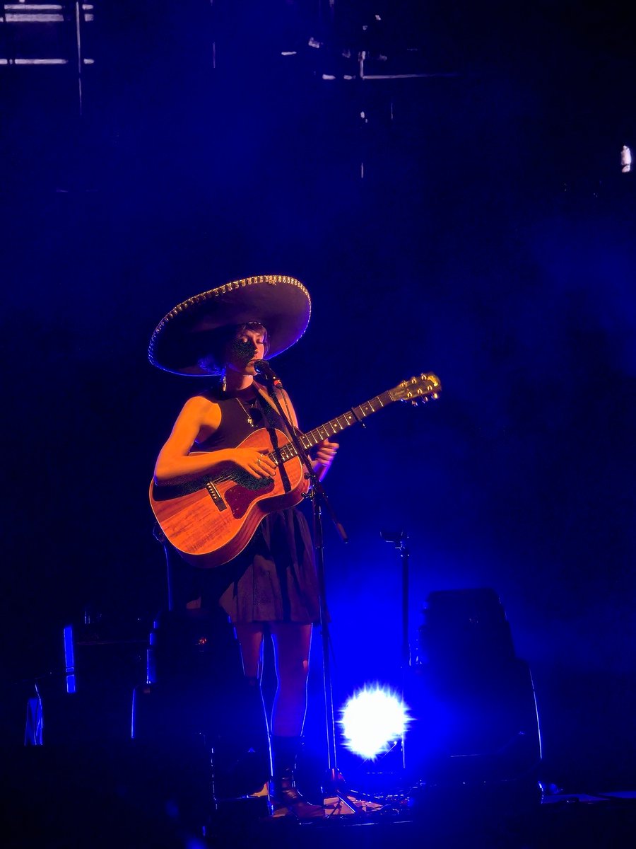 sickofsitting's tweet photo. extraño a pomme en cdmx https://t.co/jDLxSj1Vuz