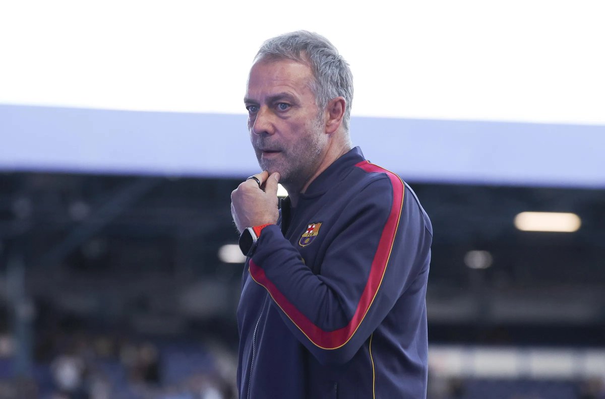 TouchlineX's tweet photo. 🚨 𝗝𝗨𝗦𝗧 𝗜𝗡: Barcelona are not making the signing of a traditional striker their top priority, despite Robert Lewandowski's departure, and remain calm about their options.

· Julián Álvarez is still the club's dream target, but Barcelona are unwilling to force a deal and will only move if the right opportunity arises.

· Hansi Flick believes the squad's attacking versatility—with players like Anthony Gordon, Karim Adeyemi, and Lamine Yamal—can compensate for the lack of a natural No. 9, while the club also has faith in academy prospect Hamza Abdelkarim.