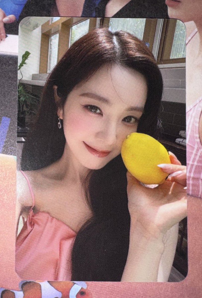 3___2__9's tweet photo. 아이린넴 포카 또 오억짜리 찍어오셨네 https://t.co/s9rHaVrnuy
