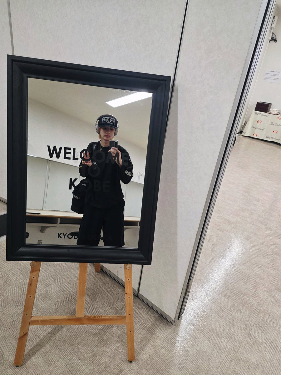 antoknlee's tweet photo. Breaking the fourth wall, literally. The universe is my mirror and I'm just living in the reflection. https://t.co/B8FnynmbXX