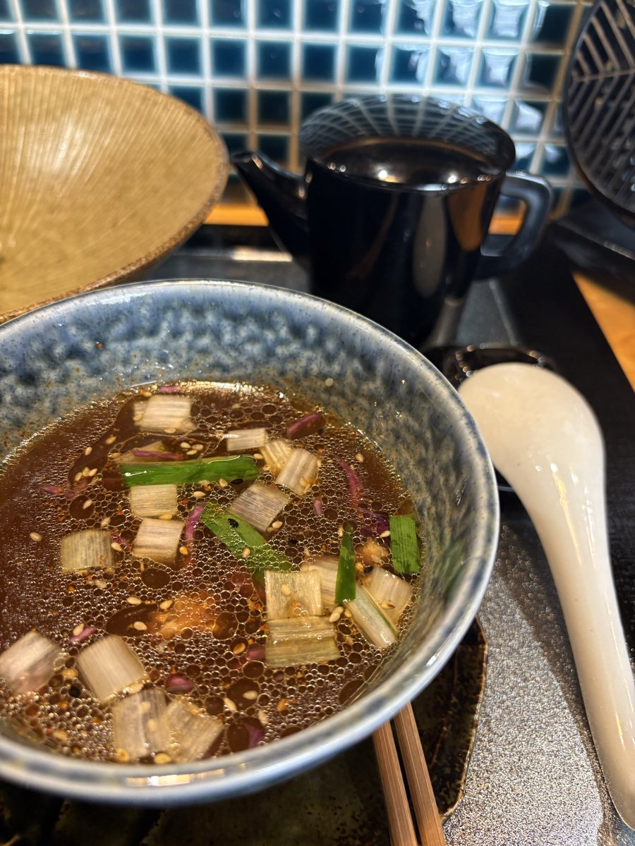 chak19701211's tweet photo. 8/4 中華蕎麦鳴神食堂
期間限定つけ蕎麦牛小腸と大蒜
油淋鶏どんぶり
今日はすごく久しぶりにこちら🍜
ホルモンラーメンはたまにあるけど、刻みニンニク合わせてつけ麺はびっくり。
カレーに漬けたゴーヤも👍
Tシャツとお土産ラーメンもゲット！
ご馳走様でした😋 https://t.co/VSlBqEjuP4