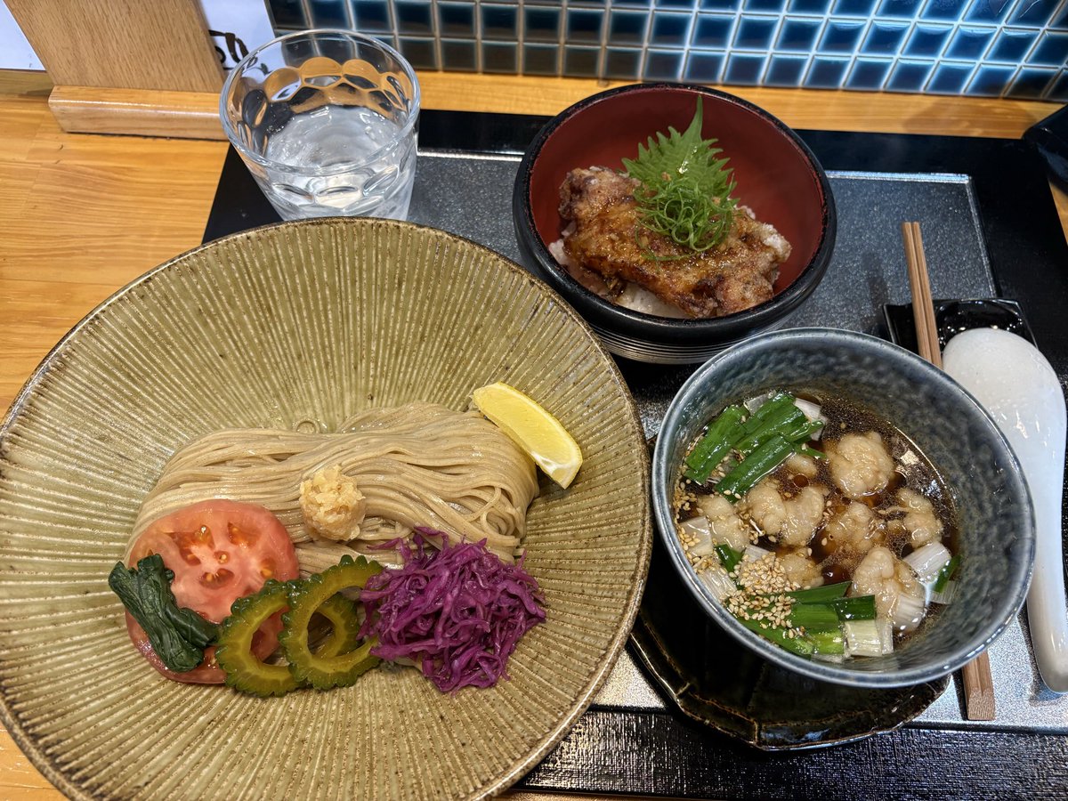 chak19701211's tweet photo. 8/4 中華蕎麦鳴神食堂
期間限定つけ蕎麦牛小腸と大蒜
油淋鶏どんぶり
今日はすごく久しぶりにこちら🍜
ホルモンラーメンはたまにあるけど、刻みニンニク合わせてつけ麺はびっくり。
カレーに漬けたゴーヤも👍
Tシャツとお土産ラーメンもゲット！
ご馳走様でした😋 https://t.co/VSlBqEjuP4