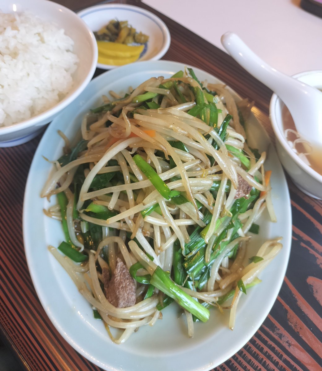 ohayokun's tweet photo. ランチは久々、新橋の菊凰。午前中からこれ一択と決めていたニラレバ炒めライスを注文！
しかし、相席になった人が頼んでいたのが、ラーメン小チャーハンのセットに単品ニラレバ炒め。これはもう完敗です。 https://t.co/I97pXqG9hg
