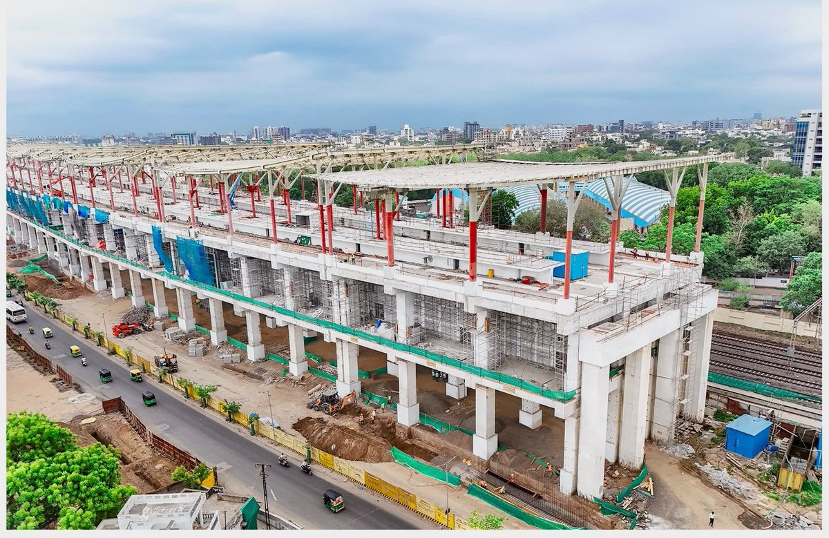RailMinIndia's tweet photo. Vadodara Bullet Train Station taking shape! 

Slab casting completed and structural steel erection underway. 🚊🚝
#BulletTrain #RailInfra https://t.co/F1WjwwsnyM