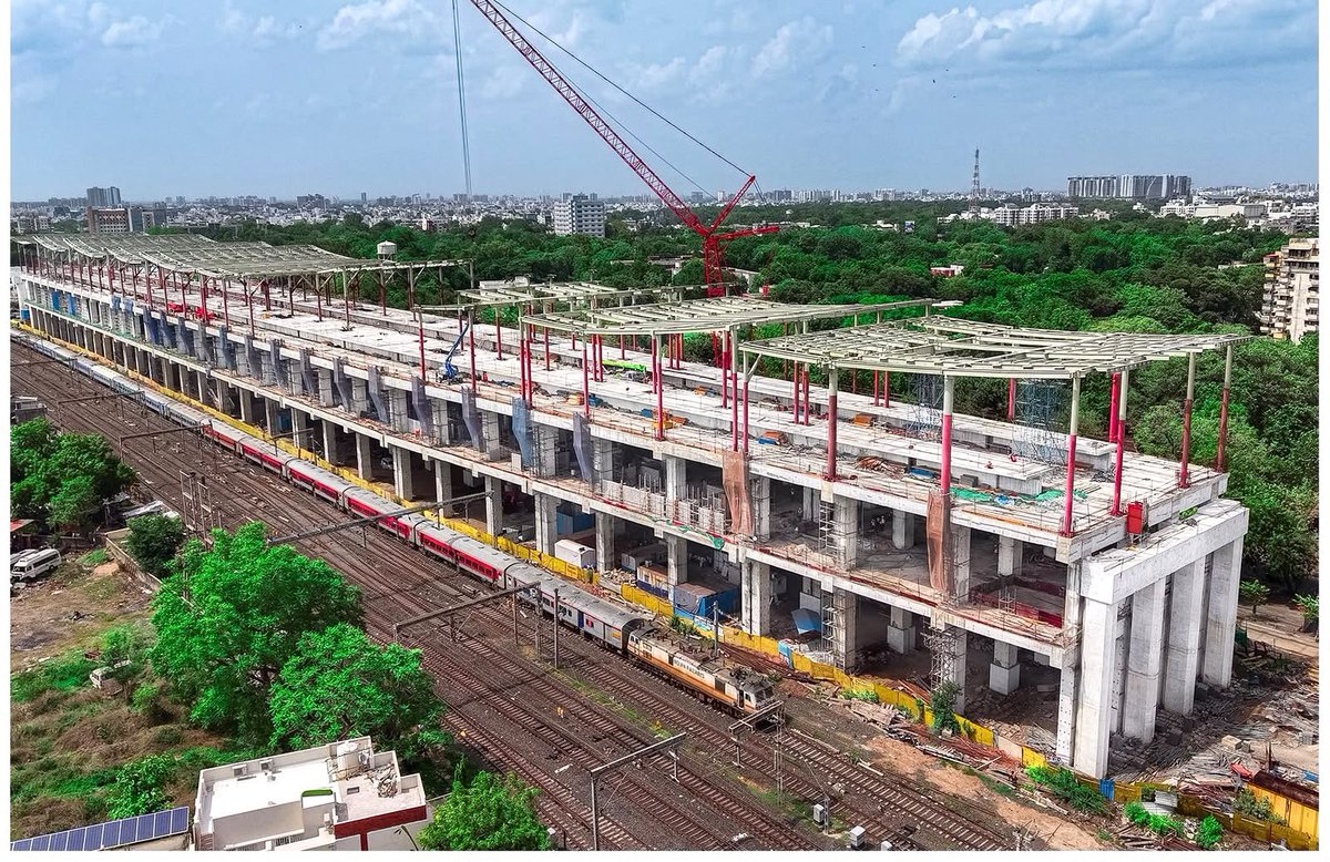 RailMinIndia's tweet photo. Vadodara Bullet Train Station taking shape! 

Slab casting completed and structural steel erection underway. 🚊🚝
#BulletTrain #RailInfra https://t.co/F1WjwwsnyM