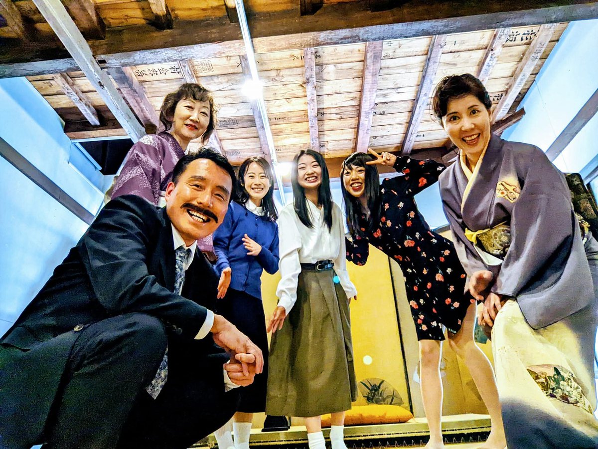 UAtushi's tweet photo. 八つ墓村のリメイク作が9月上映で話題ですが、以前、横溝正史作品、犬神家の一族のパロディを作った時の写真。キャストとカメラ撮影で参加。（加藤武さん署長役） https://t.co/VUlC4gq4oZ