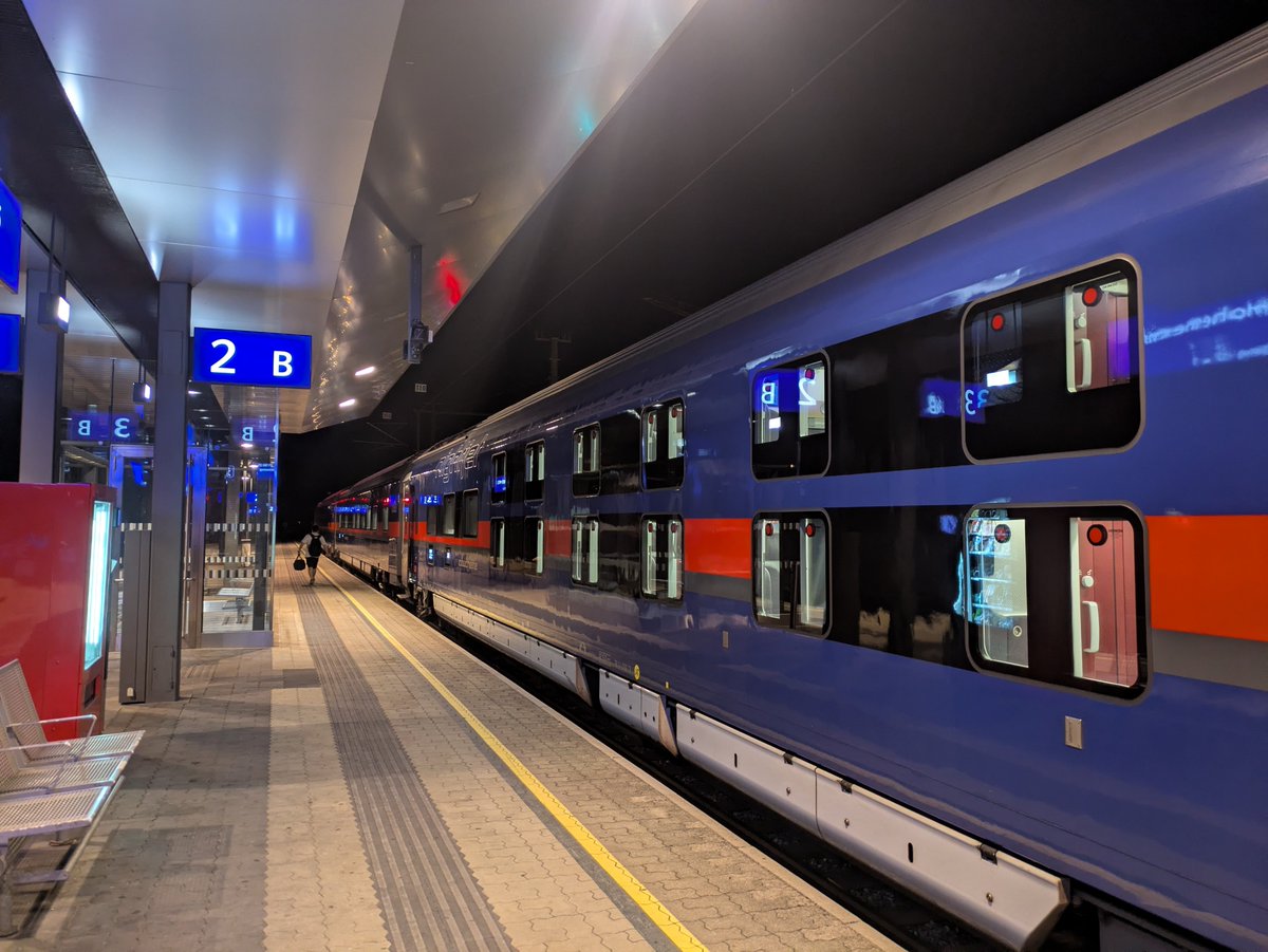 daniel_passport's tweet photo. Meine erste Nacht im Kapselhotel-Nightjet der ÖBB. Ist ja super. Warum gibt's das nicht auf allen Linien? 
Nur das Piepen der Schlüssel ist eine Fehlkonzeption. https://t.co/VAPaWaBafG