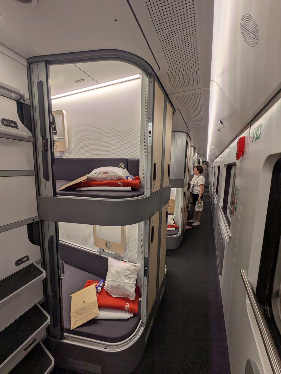 daniel_passport's tweet photo. Meine erste Nacht im Kapselhotel-Nightjet der ÖBB. Ist ja super. Warum gibt's das nicht auf allen Linien? 
Nur das Piepen der Schlüssel ist eine Fehlkonzeption. https://t.co/VAPaWaBafG