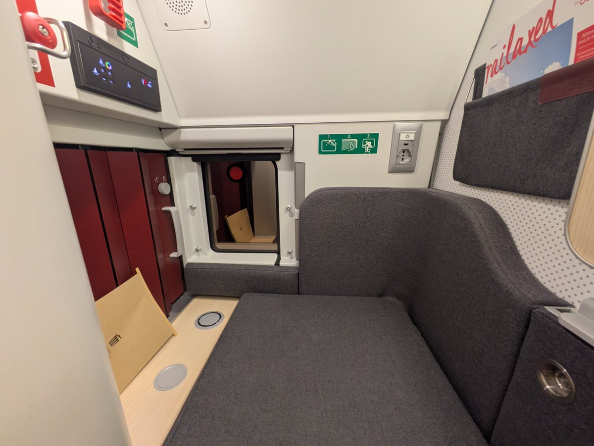 daniel_passport's tweet photo. Meine erste Nacht im Kapselhotel-Nightjet der ÖBB. Ist ja super. Warum gibt's das nicht auf allen Linien? 
Nur das Piepen der Schlüssel ist eine Fehlkonzeption. https://t.co/VAPaWaBafG