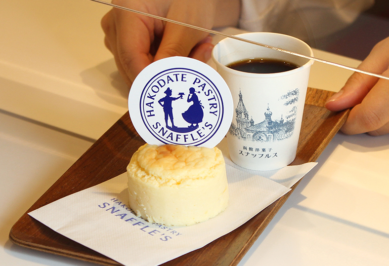 hako_snaffles's tweet photo. 昨日放送『帰れマンデー見っけ隊!! 3時間SP』にて、スナッフルス金森洋物館店へご来店いただきました！✨
函館の魅力とおいしい笑顔が満載でしたね😊関係者さま並びに出演者さま、素敵な番組を誠にありがとうございました。
チーズオムレット、10個繋げてガッと食べたいですね＿🤤🤤 https://t.co/OO0QUOybay