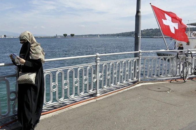 AmericaRecharge's tweet photo. A Muslim woman in Switzerland was fined €109 for wearing a burqa. After appealing the fine, claiming it was "Islamophobia," her penalty increased to €1,085.🇨🇭🇨🇭

Do you agree with the increased fine?

A) Yes 🟢

B) No 🔴 https://t.co/GlU2oguM6W