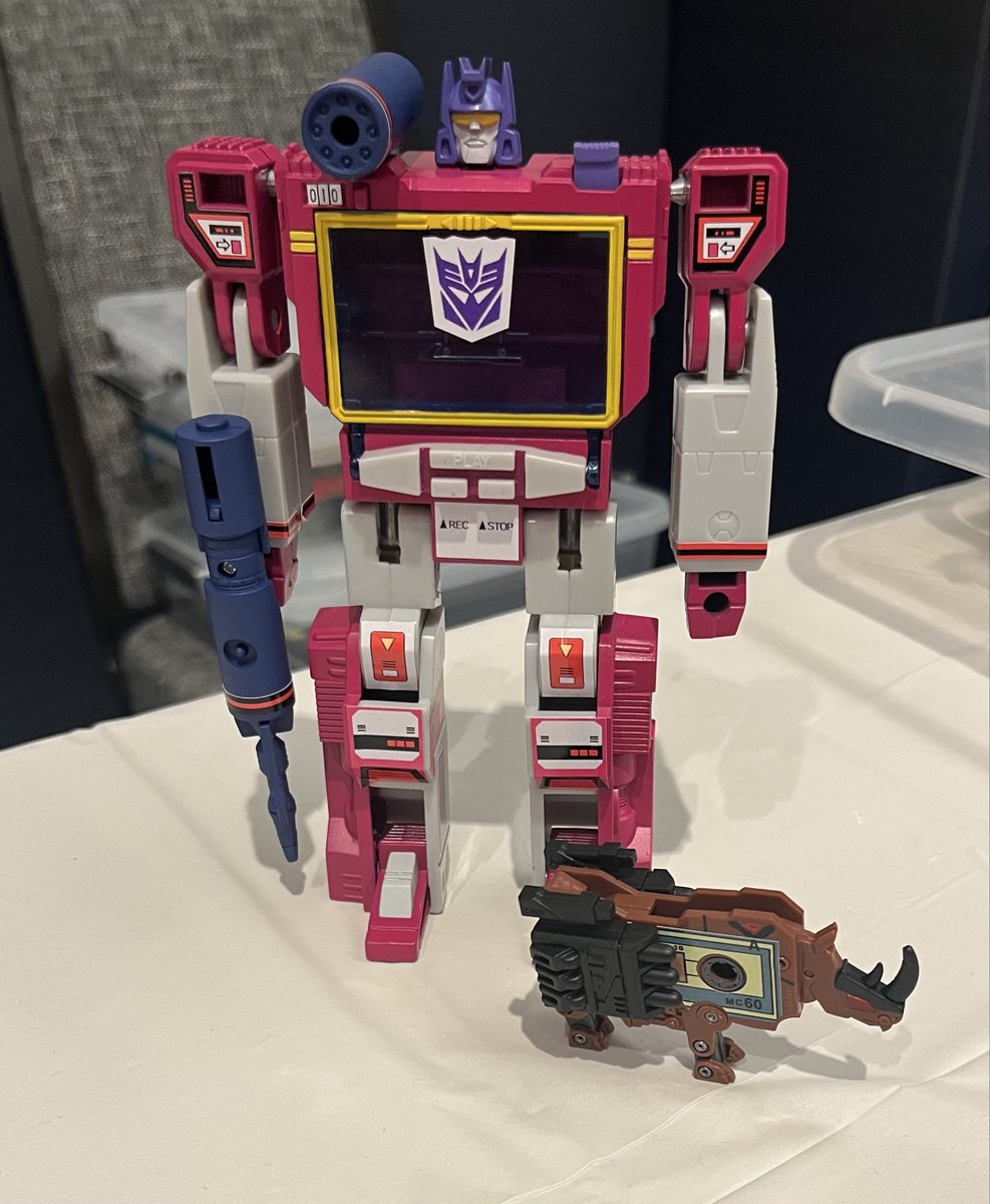 BotCon's tweet photo. So we have Anime, and Toy, but there is one still missing Takara. We did it for our Custom Class at BotCon Chicago. Please don’t miss the opportunity to finally after 42 years make the 80’s Marvel version of Soundwave via Missing Link! https://t.co/wCoIQZpXLo