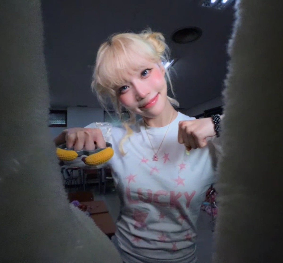 radred0's tweet photo. Winter's brass knuckle has banana cushions on it 😭 https://t.co/KkhJFy9yQ1