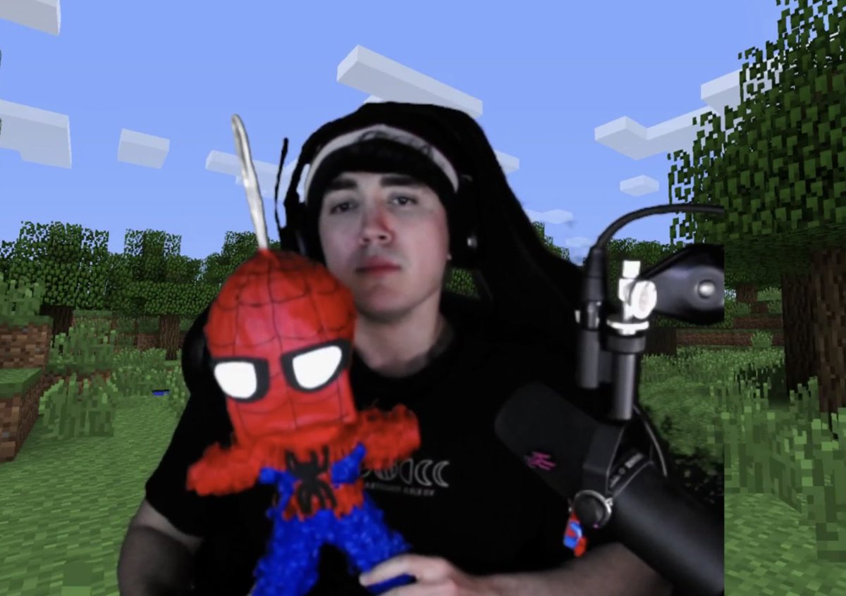 iDjsluciernaga's tweet photo. A Roier le regalaron una piñata de Spiderman por su cumpleaños JAKHXJA https://t.co/7bLQmdS0rm