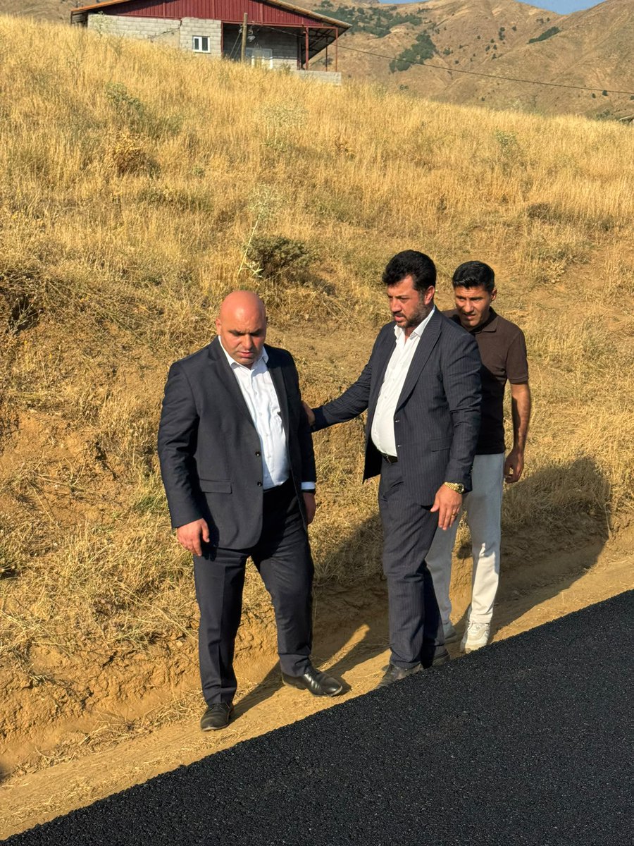 bitlismeclis's tweet photo. il Genel Meclis Başkanımız Sn. Medet İLBARS (@medetilbars), Vali Yardımcımız Sn. Tarık Safa KAHVECİ ile birlikte
Kayabaşı köy yolunda yürütülen BSK (Bitümlü Sıcak Karışım) asfalt çalışmalarını yerinde inceledi.

Köylerimizin ulaşım konforunu ve standardını artırmak amacıyla çalışmalarımız aralıksız devam ediyor. İlimize ve hemşehrilerimize hayırlı olsun.