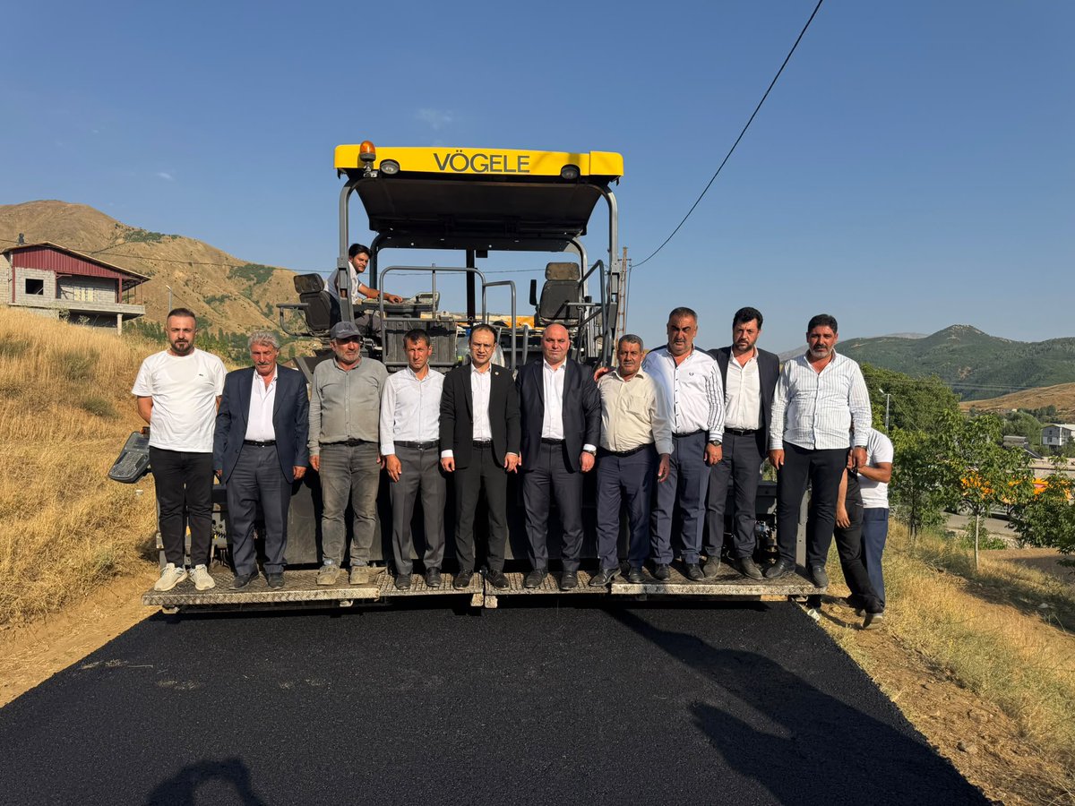 bitlismeclis's tweet photo. il Genel Meclis Başkanımız Sn. Medet İLBARS (@medetilbars), Vali Yardımcımız Sn. Tarık Safa KAHVECİ ile birlikte
Kayabaşı köy yolunda yürütülen BSK (Bitümlü Sıcak Karışım) asfalt çalışmalarını yerinde inceledi.

Köylerimizin ulaşım konforunu ve standardını artırmak amacıyla çalışmalarımız aralıksız devam ediyor. İlimize ve hemşehrilerimize hayırlı olsun.