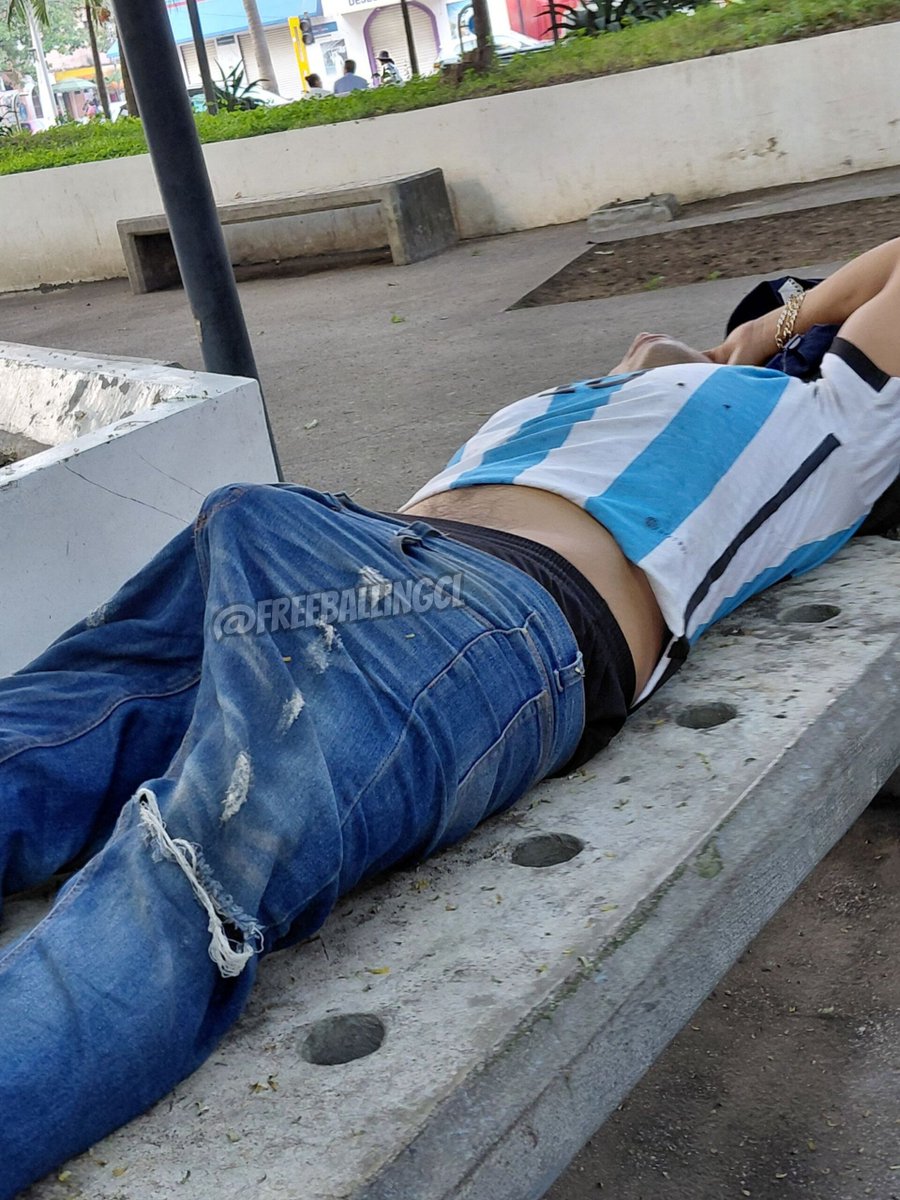freeballingcl's tweet photo. Aporte de un seguidor
Como buen macho durmiendo a verga parada 🤤🍆 https://t.co/TkUVUD51cy