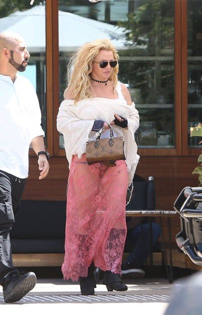 xbritneyonline's tweet photo. 🚨OLHA ELA! Britney Spears foi vista em passeio no dia (31) em Malibu. https://t.co/dt9O9bRhjg