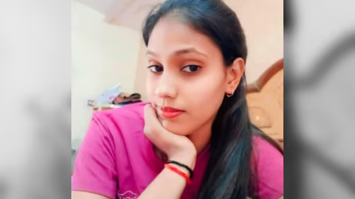 IndiaToday's tweet photo. 𝐁𝐫𝐨𝐮𝐠𝐡𝐭 𝐬𝐡𝐚𝐦𝐞: 𝐔𝐏 𝐦𝐚𝐧 𝐛𝐞𝐚𝐭𝐬, 𝐬𝐭𝐫𝐚𝐧𝐠𝐥𝐞𝐬 𝐝𝐚𝐮𝐠𝐡𝐭𝐞𝐫 𝐟𝐨𝐫 𝐦𝐚𝐫𝐫𝐲𝐢𝐧𝐠 𝐚𝐠𝐚𝐢𝐧𝐬𝐭 𝐰𝐢𝐬𝐡𝐞𝐬
Read more: https://t.co/QnKynHBelj
#UttarPradesh #ITCard https://t.co/IvzOKu9Bv0