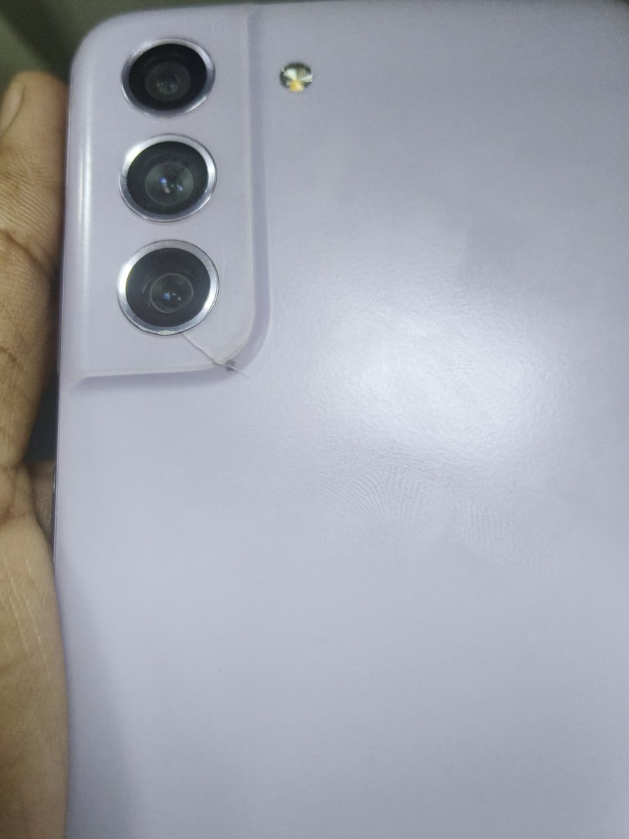 Sahilkumar_th's tweet photo. There’s a small crack on the back cover. I don’t want to replace it because the phone is otherwise in very good condition.
However, the service centre is forcing me to replace the back cover in order to avail the warranty for the display replacement. @SamsungIndia https://t.co/kov8FrRjdR
