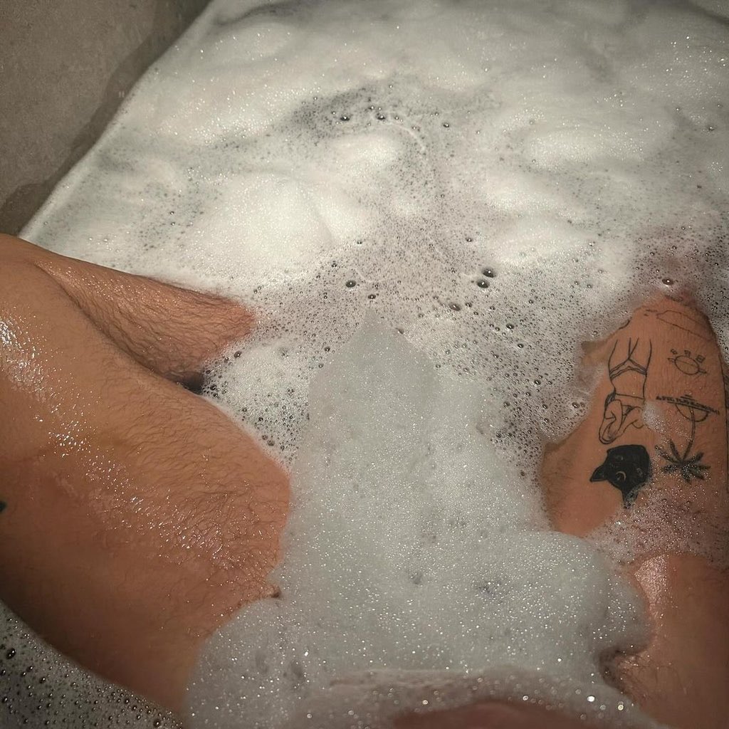 BUTT3RFLY_LUVR's tweet photo. Showed my friend these pics earlier and she was baffled at how much of a hoe he is 😭😭😭 https://t.co/LsRR6pntff