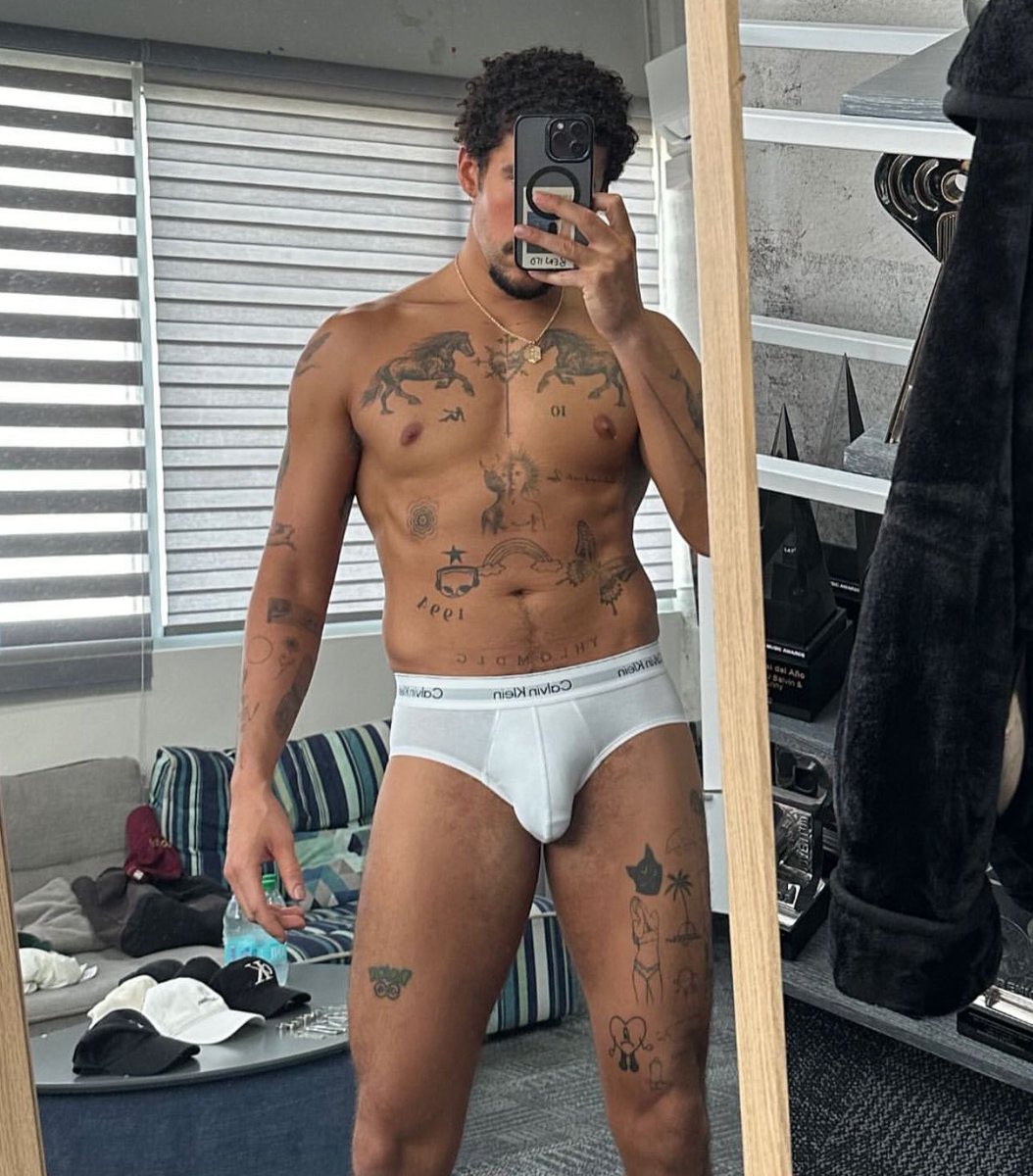 BUTT3RFLY_LUVR's tweet photo. Showed my friend these pics earlier and she was baffled at how much of a hoe he is 😭😭😭 https://t.co/LsRR6pntff
