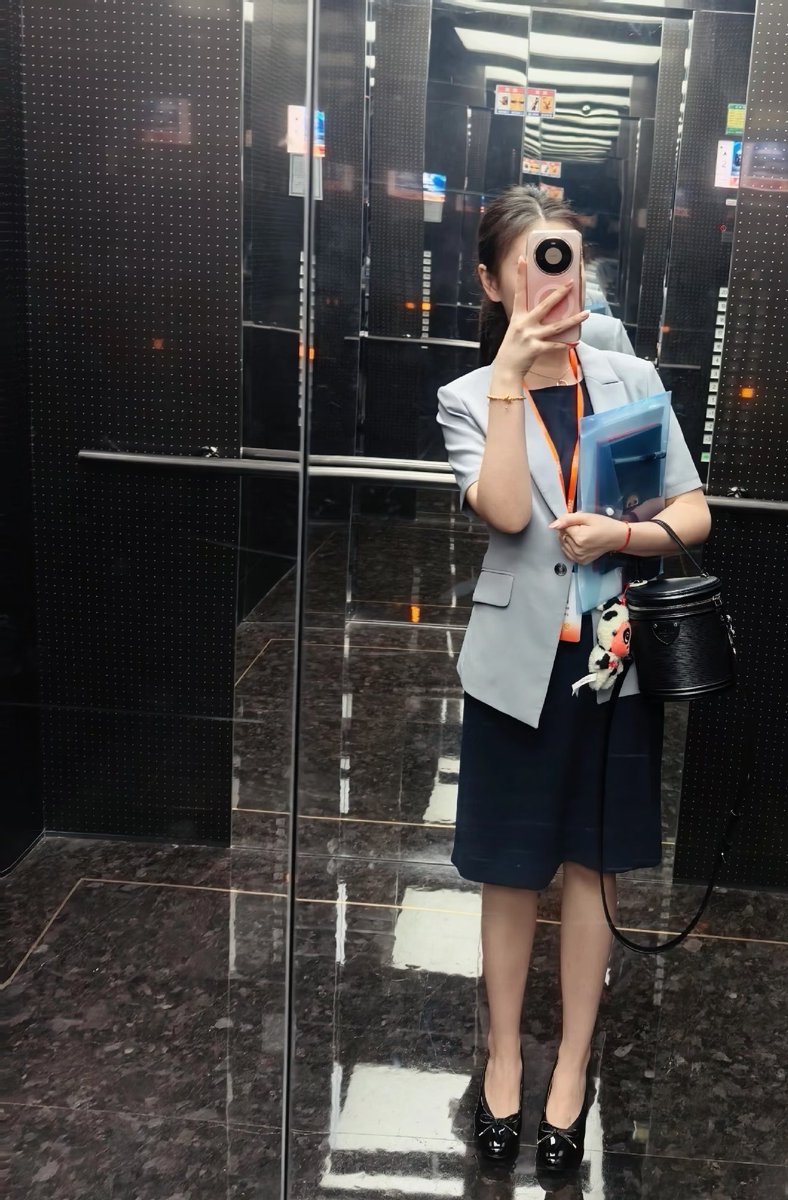 ACRRDPP's tweet photo. 这周已经去续签合同啦，我竟然已经在银行工作整整一年了，不管做的好与不好能坚持下来感觉都很不容易，从一开始我以为自己会是最早干不下去跑路的，没想到熬走了自己的初代同事，迎来了26届的新员工，继续加油啦。 https://t.co/y5IdAEXYCq