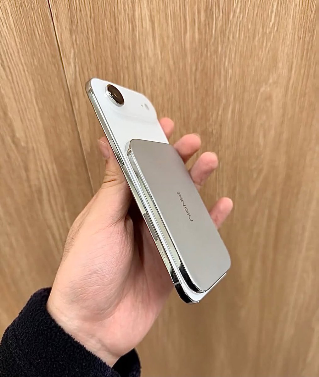 nadaeladela's tweet photo. MAKASIH BANYAKK BUAT NETIZEN YANG NYARANIN yang kucari selama ini! 😭🫵🏻 Ternyata ada Powerbank Magsafe yang tipis banget! Gila sih, Tipis banget, ringan, dan kelihatan rapi banget pas dipasang di HP 😭✨￼ https://t.co/OyK8jcZXRE