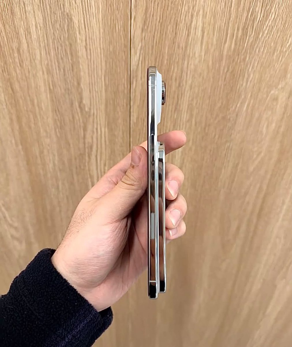 nadaeladela's tweet photo. MAKASIH BANYAKK BUAT NETIZEN YANG NYARANIN yang kucari selama ini! 😭🫵🏻 Ternyata ada Powerbank Magsafe yang tipis banget! Gila sih, Tipis banget, ringan, dan kelihatan rapi banget pas dipasang di HP 😭✨￼ https://t.co/OyK8jcZXRE