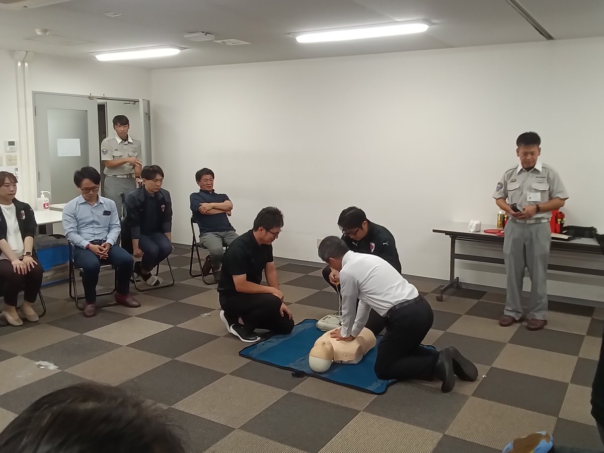 sangafc's tweet photo. 本日8月4日は元日本代表の #松田直樹 さんが逝去された日です。

救える命を、ひとつでも増やすために。
救える術を、ひとりでも多くの人に。
改めて映像でご確認ください。

京都サンガF.C.でも、#命つなぐアクション として全スタッフを対象としたAED講習を実施しています。

#スポーツ中の心臓突然死をなくそう 
#Ｊリーグ #シャレン