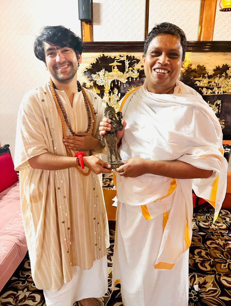 bageshwardham's tweet photo. परम श्रद्धेय आचार्य बालकृष्ण जी को बागेश्वर परिवार की ओर से जन्मदिन की हार्दिक शुभकामनाएं…इस पुनीत अवसर पर पूज्य सरकार ने आचार्य जी को शुभकामना दी और योगऋषि स्वामी रामदेव से भी भेटवार्ता की…
#AcharyaBalkrishna #HappyBirthdayAcharyaBalkrishna #AcharyaJi #Patanjali #Ayurveda #Yoga #SanatanDharma #SpiritualLeader #IndianCulture #HealthAndWellness #BirthdayWishes #SanskarTV